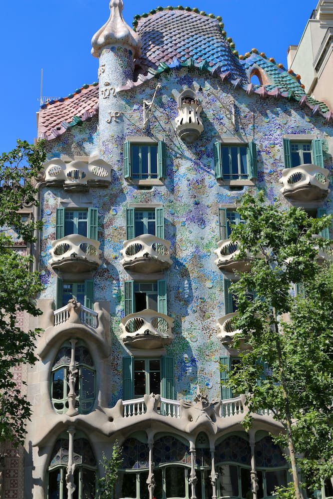 The mosaic facade and curved balconies of Casa Batlló on Passeig de Gràcia.