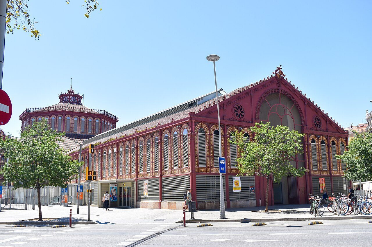 Mercat de Sant Antoni and its surrounding street.