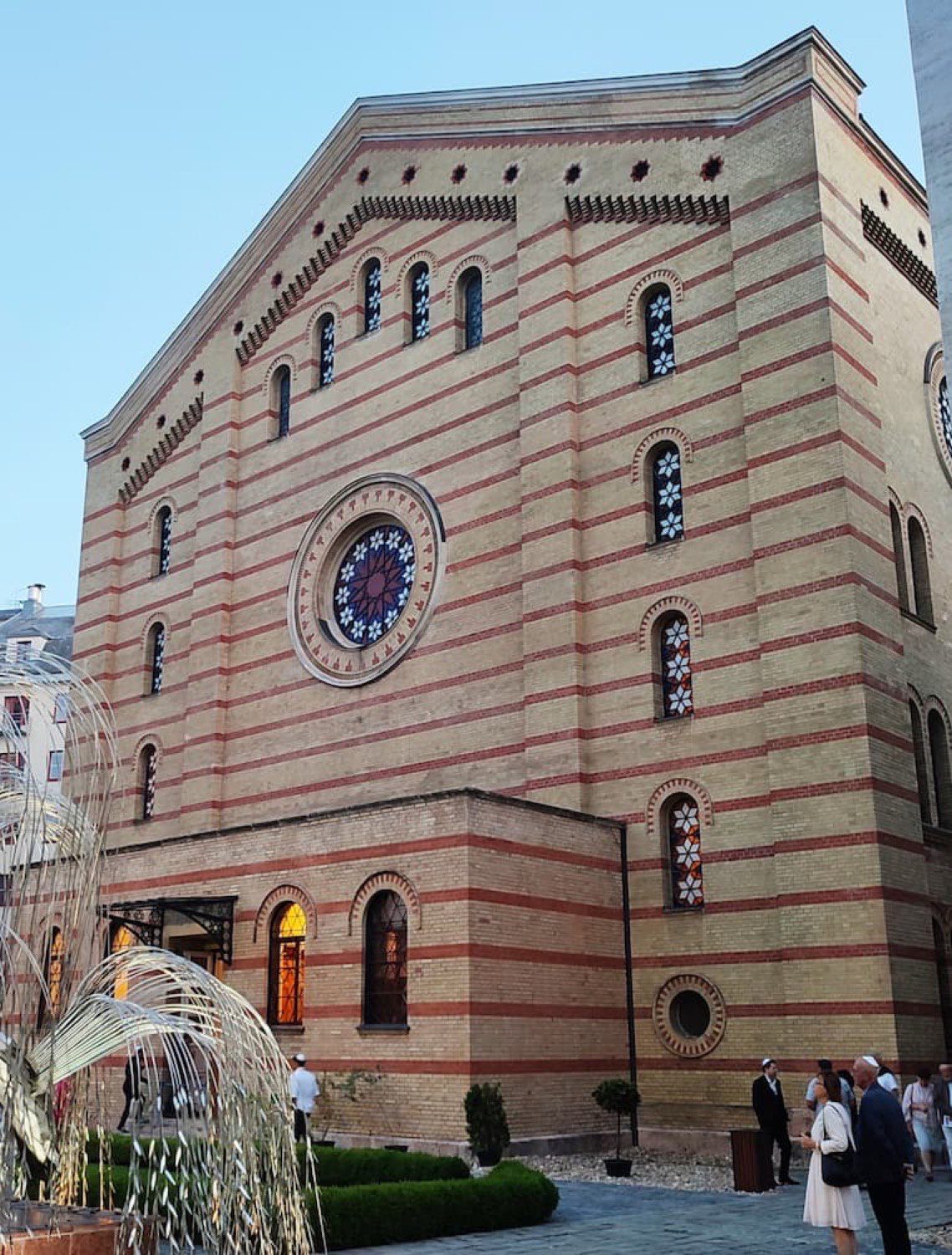 Dohány Street Synagogue and part of the Weeping Willow memorial in its courtyard.