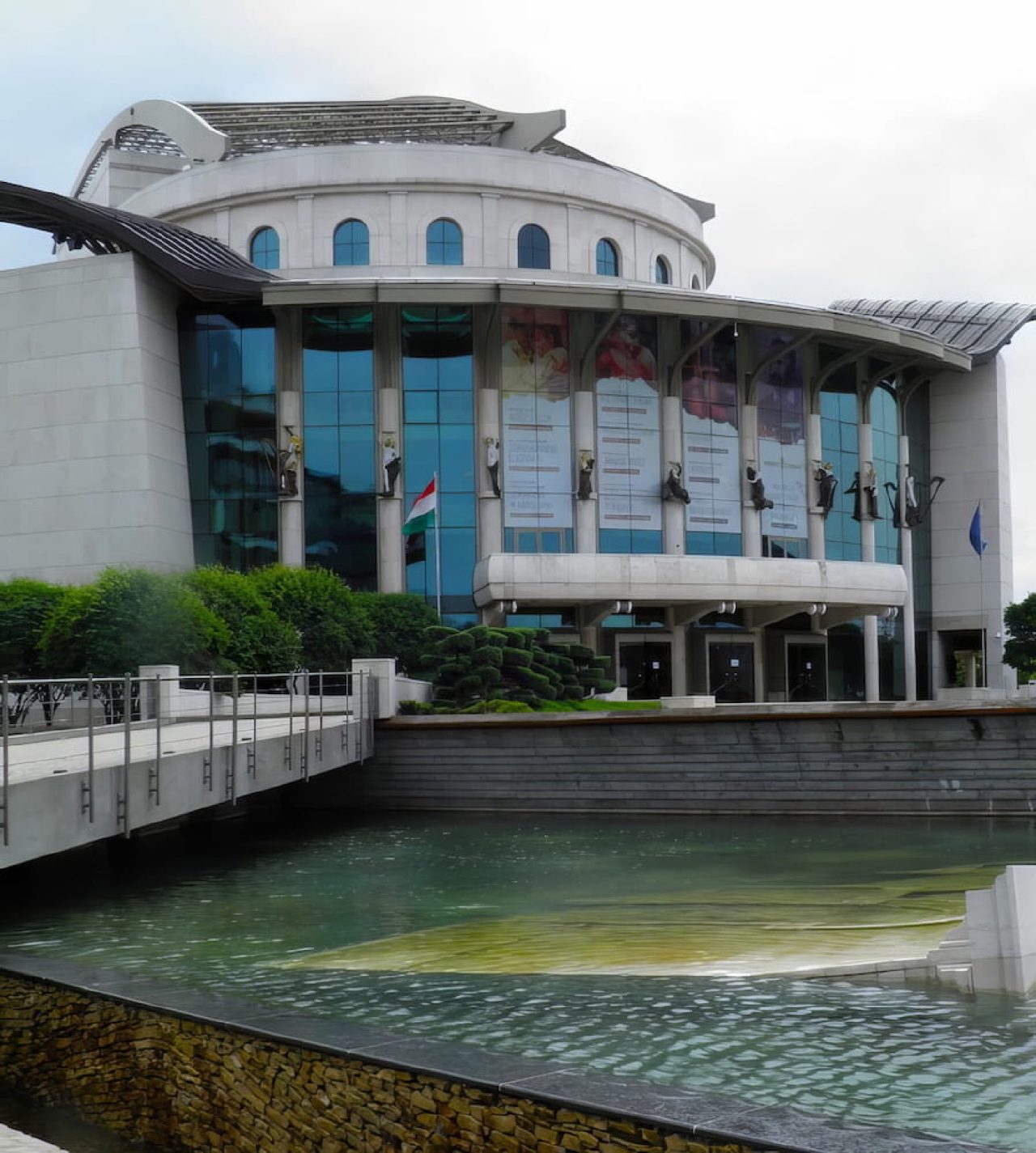 The National Theatre and its water feature in southern Ferencváros.