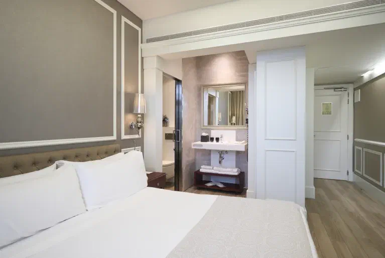 Double bed and grey panelled headboard in a Double room at Catalonia Passeig de Gràcia.