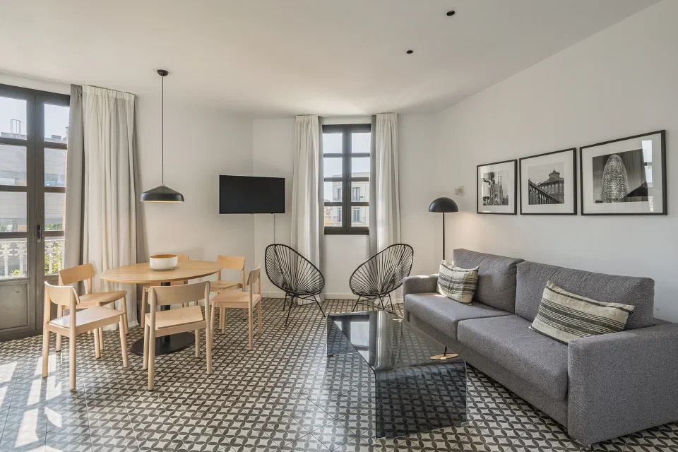 Living and dining space in an Aspasios Poble Nou Stylish apartment.