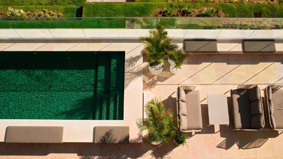 Outdoor pool and loungers on Memmo Príncipe Real’s terrace.