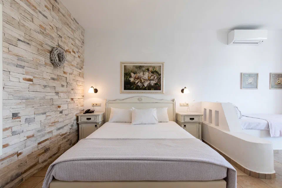 Quadruple family room at Plaza Beach Hotel with a double bed and adjacent single beds