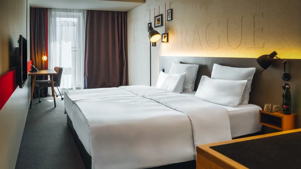 Double Pulse room at Hotel PULSE8 with beds and industrial-style reading lights.