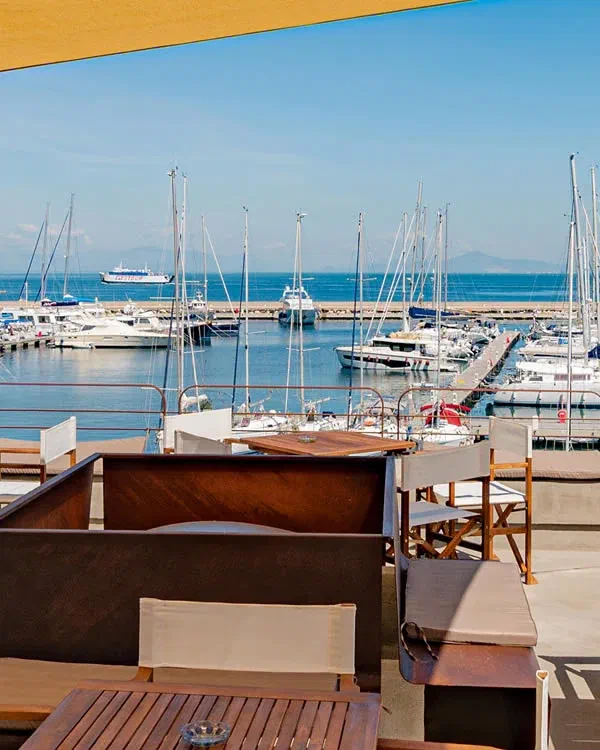 Shared breakfast terrace at L’Isola Del Postino Rooms, overlooking Marina Grande