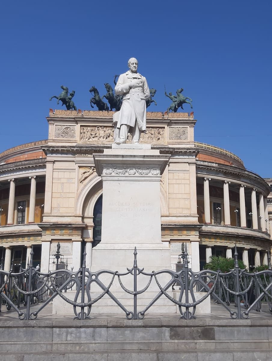 Teatro Politeama and the monument to Ruggero Settimo.