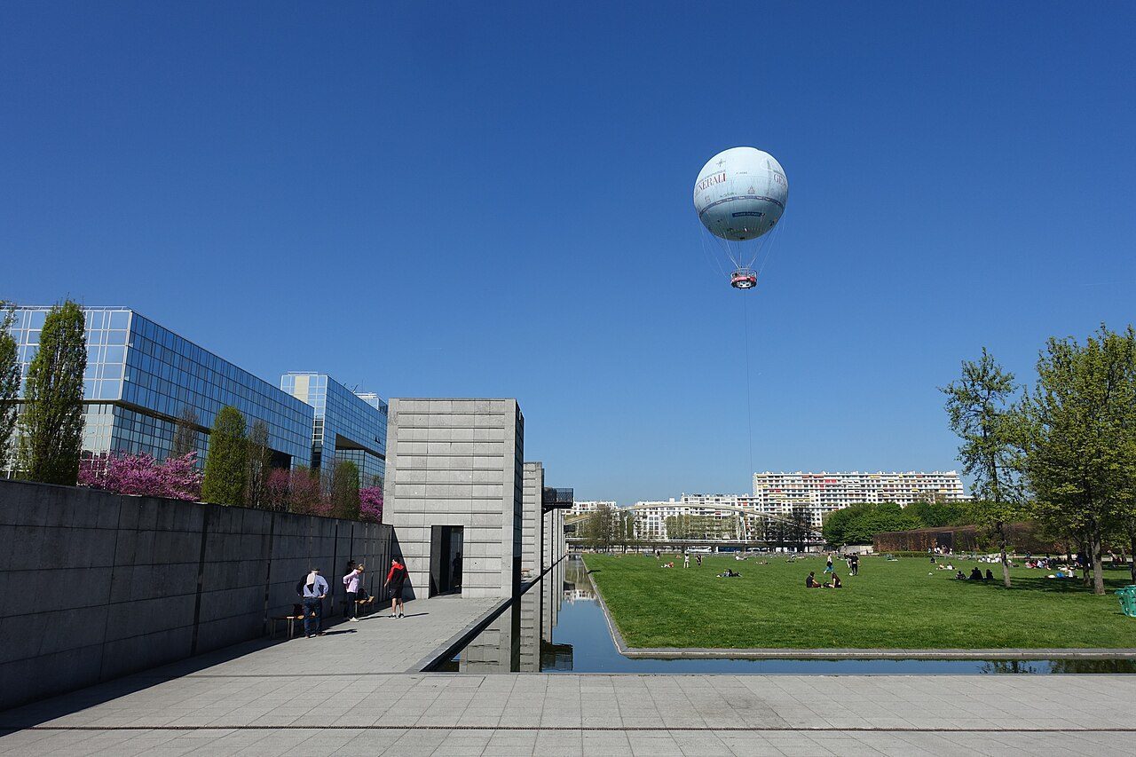 The Ballon de Paris above the lawn at Parc André-Citroën, beside modern park structures.