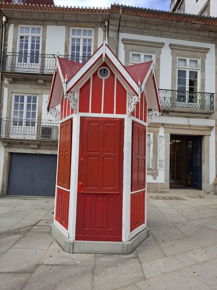 A red kiosk on Praça de Carlos Alberto, at the edge of Cedofeita.